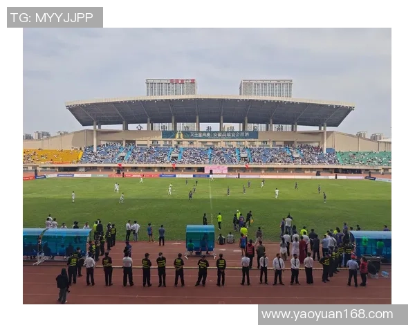 《聚焦当红足球明星走出赛场：球场外的精彩瞬间与生活探秘》